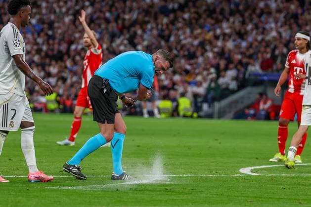 Referee Schiedsrichter Michael Oliver (ENG) in Aktion, Real Madrid vs. FC Bayern Muenchen, Fussball, Maenner, UEFA Champions League, Saison 2025 2026, Viertelfinal-Hinspiel (Quarter Finals 1st Leg), 07.04.2026 Madrid Madrid Spanien