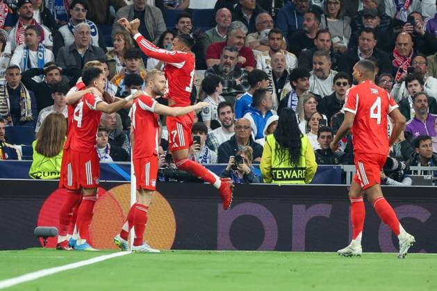 Harry Kane 9 (FC Bayern Muenchen) erzielt das 0:2, Torjubel der Mannschaft (FC Bayern Muenchen), um Michael Olise 17 (FC Bayern Muenchen), Luis Diaz 14 (FC Bayern Muenchen), Jonathan Tah 4 (FC Bayern Muenchen) und Konrad Laimer 27 (FC Bayern Muenchen), Real Madrid vs. FC Bayern Muenchen, Fussball, Maenner, UEFA Champions League, Saison 2025 2026, Viertelfinal-Hinspiel (Quarter Finals 1st Leg), 07.04.2026 Madrid Madrid Spanien