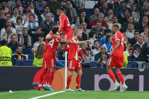 Harry Kane 9 (FC Bayern Muenchen) erzielt das 0:2, Torjubel der Mannschaft (FC Bayern Muenchen), um Michael Olise 17 (FC Bayern Muenchen), Luis Diaz 14 (FC Bayern Muenchen), Jonathan Tah 4 (FC Bayern Muenchen) und Konrad Laimer 27 (FC Bayern Muenchen), Real Madrid vs. FC Bayern Muenchen, Fussball, Maenner, UEFA Champions League, Saison 2025 2026, Viertelfinal-Hinspiel (Quarter Finals 1st Leg), 07.04.2026 Madrid Madrid Spanien