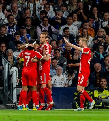 07.04.2026, Fussball UEFA Championsleague 2025 2026: Viertelfinale, Real Madrid - FC Bayern München, im Estadio Bernabeu in Madrid (Spanien), Torjubel li: Luis Diaz (FC Bayern München) mit Serge Gnabry (FC Bayern München), Harry Kane (FC Bayern München) Konrad Laimer (FC Bayern München)