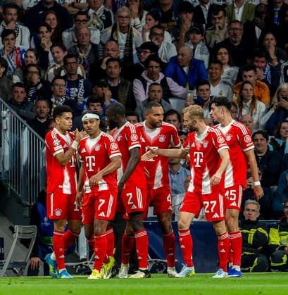 07.04.2026, Fussball UEFA Championsleague 2025 2026: Viertelfinale, Real Madrid - FC Bayern München, im Estadio Bernabeu in Madrid (Spanien), Torjubel li: Luis Diaz (FC Bayern München) mit Serge Gnabry (FC Bayern München), Dayot Upamecano (FC Bayern München), Jonathan Tah (FC Bayern München), Konrad Laimer (FC Bayern München), Aleksandar Pavlovic (Bayern München)