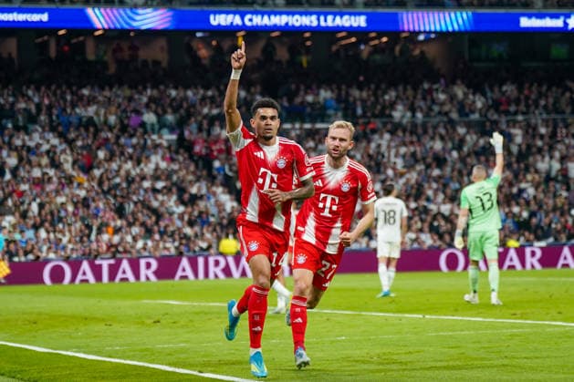 Spanien: Fussball UEFA Champions League 2025 2026, Viertelfinale - Real Madrid vs FC Bayern München - Bernabeu (Madrid): Tor und Torjubel zum 0:1 durch Luis Diaz Luis Diaz (FC Bayern München, 14) Freude, Emotionen, Jubel Copyright: xJOERANxSTEINSIEKx