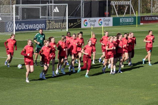 07.04.2026, xgrfx, Fussball DFB-Medientermine, Deutsche Frauennationalmannschaft - Training v.l. Die deutsche Nationalmannschaft trainiert auf dem Adidas Homeground in Herzogenaurach. (Deutsche Frauennationalmannschaft) (DFL DFB REGULATIONS PROHIBIT ANY USE OF PHOTOGRAPHS as IMAGE SEQUENCES and or QUASI-VIDEO) Herzogenaurach