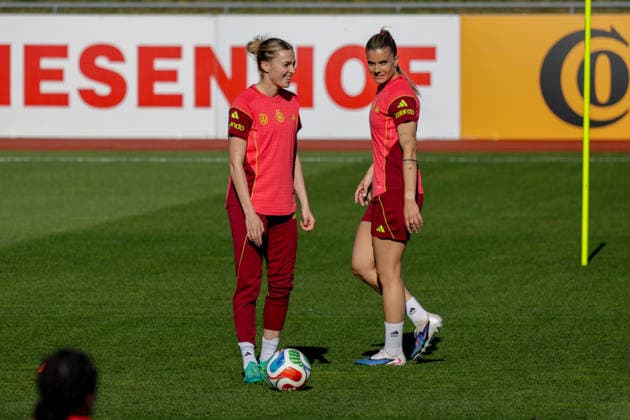 07.04.2026, xgrfx, Fussball DFB-Medientermine, Deutsche Frauennationalmannschaft - Training v.l. Laura Freigang, Selina Cerci (Deutsche Frauennationalmannschaft) (DFL DFB REGULATIONS PROHIBIT ANY USE OF PHOTOGRAPHS as IMAGE SEQUENCES and or QUASI-VIDEO) Herzogenaurach