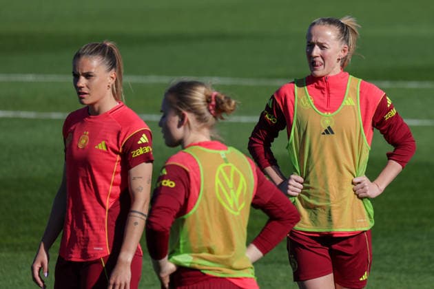 07.04.2026, xgrfx, Fussball DFB-Medientermine, Deutsche Frauennationalmannschaft - Training v.l. Selina Cerci, Jella Veit, Lea Schüller (Deutsche Frauennationalmannschaft) (DFL DFB REGULATIONS PROHIBIT ANY USE OF PHOTOGRAPHS as IMAGE SEQUENCES and or QUASI-VIDEO) Herzogenaurach