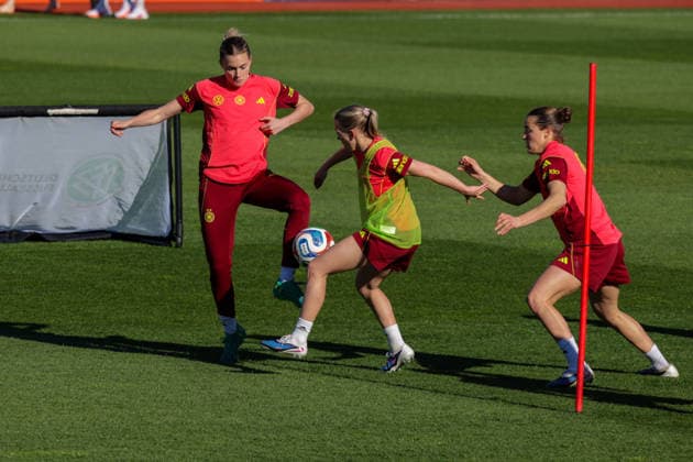 07.04.2026, xgrfx, Fussball DFB-Medientermine, Deutsche Frauennationalmannschaft - Training v.l. Laura Freigang, Elisa Senß, Carlotta Carlotta Wamser (Deutsche Frauennationalmannschaft) (DFL DFB REGULATIONS PROHIBIT ANY USE OF PHOTOGRAPHS as IMAGE SEQUENCES and or QUASI-VIDEO) Herzogenaurach