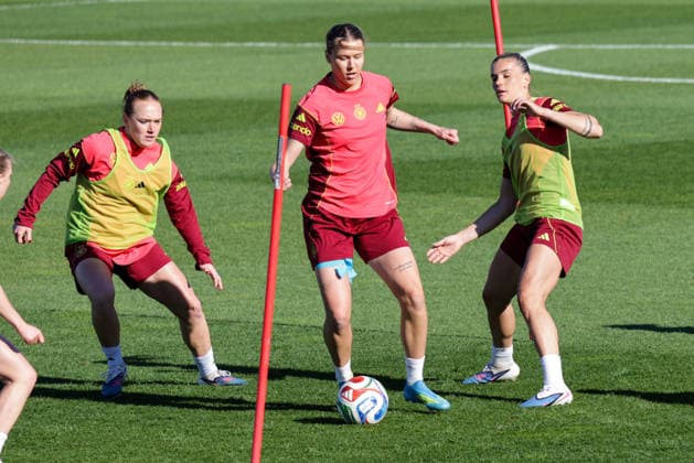 07.04.2026, xgrfx, Fussball DFB-Medientermine, Deutsche Frauennationalmannschaft - Training v.l. Lisanne Gräwe, Larissa Mühlhaus, Selina Cerci (Deutsche Frauennationalmannschaft) (DFL DFB REGULATIONS PROHIBIT ANY USE OF PHOTOGRAPHS as IMAGE SEQUENCES and or QUASI-VIDEO) Herzogenaurach