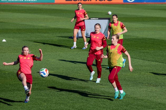 07.04.2026, xgrfx, Fussball DFB-Medientermine, Deutsche Frauennationalmannschaft - Training v.l. Elisa Senß, Jella Veit, Laura Freigang (Deutsche Frauennationalmannschaft) (DFL DFB REGULATIONS PROHIBIT ANY USE OF PHOTOGRAPHS as IMAGE SEQUENCES and or QUASI-VIDEO) Herzogenaurach