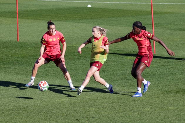 07.04.2026, xgrfx, Fussball DFB-Medientermine, Deutsche Frauennationalmannschaft - Training v.l. Carlotta Wamser, Elisa Senß, Nicole Anyomi (Deutsche Frauennationalmannschaft) (DFL DFB REGULATIONS PROHIBIT ANY USE OF PHOTOGRAPHS as IMAGE SEQUENCES and or QUASI-VIDEO) Herzogenaurach