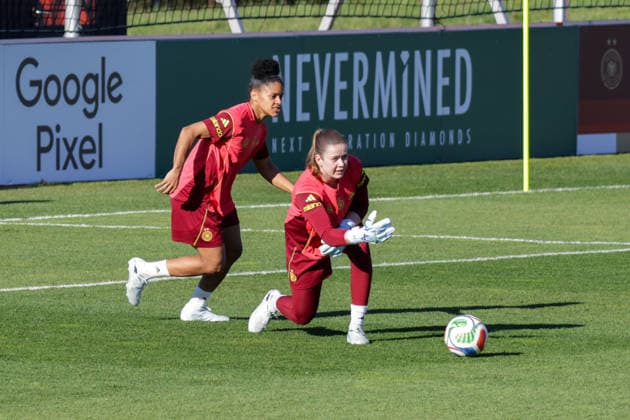 07.04.2026, xgrfx, Fussball DFB-Medientermine, Deutsche Frauennationalmannschaft - Training v.l. Shekiera Martinez, Stina Johannes (Deutsche Frauennationalmannschaft) (DFL DFB REGULATIONS PROHIBIT ANY USE OF PHOTOGRAPHS as IMAGE SEQUENCES and or QUASI-VIDEO) Herzogenaurach
