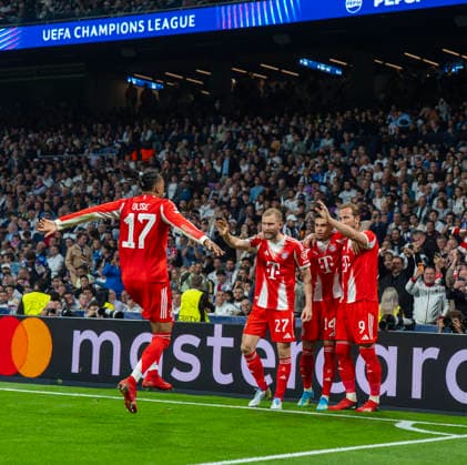 07.04.2026, Fussball UEFA Championsleague 2025 2026: Viertelfinale, Real Madrid - FC Bayern München, im Estadio Bernabeu in Madrid (Spanien), Torjubel zum 2:0 Harry Kane (re, FC Bayern München), Michael Olise (FC Bayern München), Konrad Laimer (FC Bayern München), Luis Diaz (FC Bayern München)
