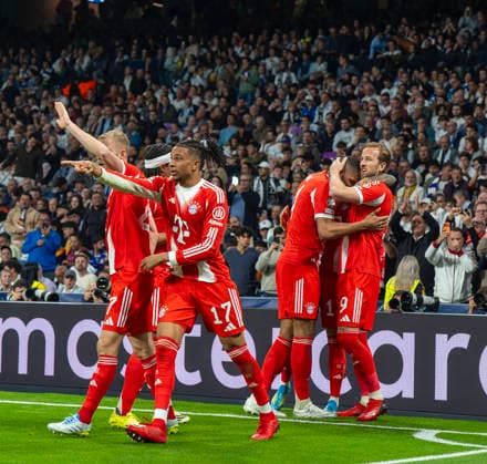 07.04.2026, Fussball UEFA Championsleague 2025 2026: Viertelfinale, Real Madrid - FC Bayern München, im Estadio Bernabeu in Madrid (Spanien), Torjubel zum 2:0 Harry Kane (re, FC Bayern München), Michael Olise (FC Bayern München), Jonathan Tah (FC Bayern München)