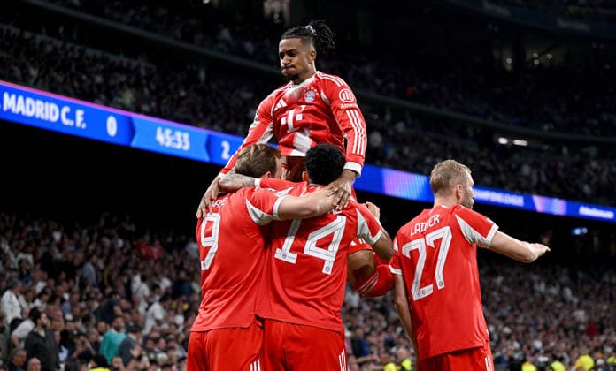 FUSSBALL CHAMPIONS LEAGUE SAISON 2025 2026 Viertelfinal Hinspiel 07.04.2026 Real Madrid - FC Bayern Muenchen Jubel FC Bayern Muenchen nach dem Tor zum 0 -2, v. li., Torschuetze Harry Kane , Luis Diaz , Konrad Laimer , oben auf Michael Olise