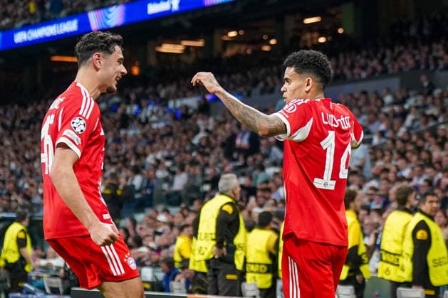 Spanien: Fussball UEFA Champions League 2025 2026, Viertelfinale - Real Madrid vs FC Bayern München - Bernabeu (Madrid): Tor und Torjubel zum 0:1 durch Luis Diaz Luis Diaz (FC Bayern München, 14) Freude, Emotionen, Jubel Aleksandar PavloviÄ‡ Aleksandar Pavlovic (FC Bayern München, 45) Copyright: xJOERANxSTEINSIEKx