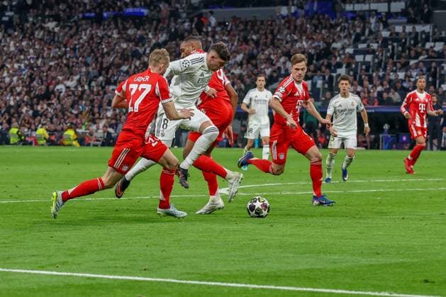 Federico Santiago Valverde Dipetta 7 (Real Madrid) im Zweikampf mit Konrad Laimer 27 (FC Bayern Muenchen) und Jonathan Tah 4 (FC Bayern Muenchen)l, mit Joshua Kimmich 6 (FC Bayern Muenchen), Real Madrid vs. FC Bayern Muenchen, Fussball, Maenner, UEFA Champions League, Saison 2025 2026, Viertelfinal-Hinspiel (Quarter Finals 1st Leg), 07.04.2026 Madrid Madrid Spanien