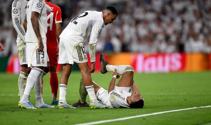 FUSSBALL CHAMPIONS LEAGUE SAISON 2025 2026 Viertelfinal Hinspiel 07.04.2026 Real Madrid - FC Bayern Muenchen v. li., Real Madrid, Federico Valverde, Trent Alexander-Arnold , am Boden Kylian Mbappe