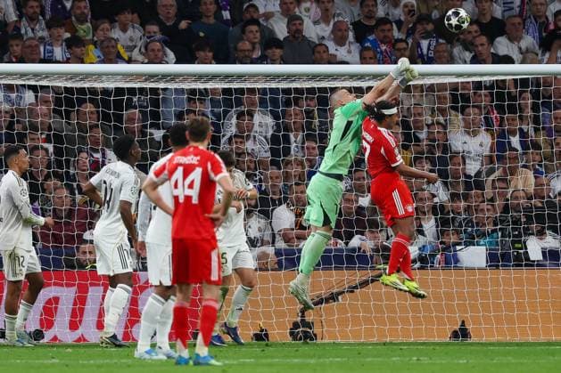 Andriy Lunin 13 (Real Madrid) haelt einen Ball vor Serge Gnabry 7 (FC Bayern Muenchen), Real Madrid vs. FC Bayern Muenchen, Fussball, Maenner, UEFA Champions League, Saison 2025 2026, Viertelfinal-Hinspiel (Quarter Finals 1st Leg), 07.04.2026 Madrid Madrid Spanien
