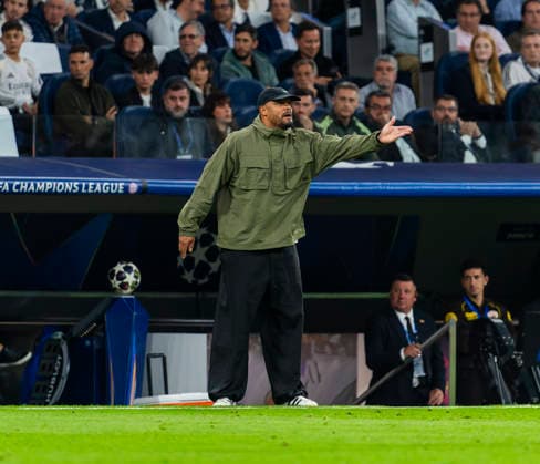 07.04.2026, Fussball UEFA Championsleague 2025 2026: Viertelfinale, Real Madrid - FC Bayern München, im Estadio Bernabeu in Madrid (Spanien), Trainer Vincent Kompany (FC Bayern München) gibt Anweisungen, zeigt, gestikuliert, gibt Kommandos, Anweisungen, gibt Anweisungen, zeigend, gestikulierend,