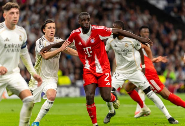 07.04.2026, Fussball UEFA Championsleague 2025 2026: Viertelfinale, Real Madrid - FC Bayern München, im Estadio Bernabeu in Madrid (Spanien), v.li: Federico Valverde (Real Madrid) gegen Dayot Upamecano (FC Bayern München)