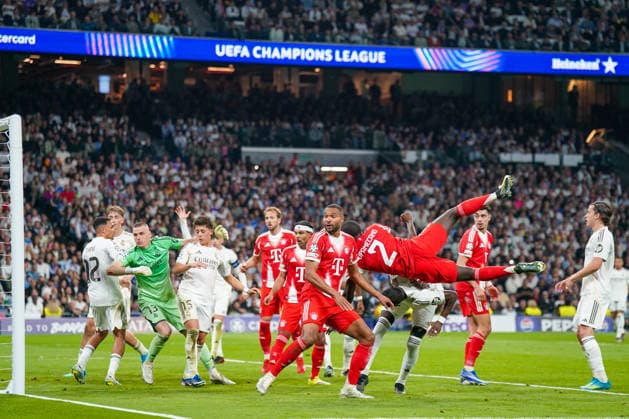 Spanien: Fussball UEFA Champions League 2025 2026, Viertelfinale - Real Madrid vs FC Bayern München - Bernabeu (Madrid): Strafraum-Szene Real Dayot Upamecano (FC Bayern München, 2) fliegt durch den Strafraum Copyright: xJOERANxSTEINSIEKx