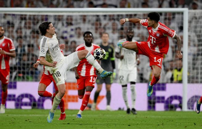 FUSSBALL CHAMPIONS LEAGUE SAISON 2025 2026 Viertelfinal Hinspiel 07.04.2026 Real Madrid - FC Bayern Muenchen Alvaro Carreras (li, Real Madrid) gegen Luis Diaz (re, FC Bayern Muenchen)