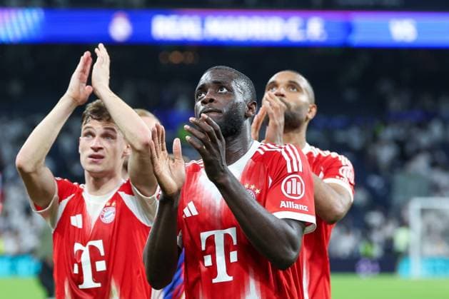 Schlussjubel mit den Fans von Joshua Kimmich 6 (FC Bayern Muenchen) , Dayot Upamecano 2 (FC Bayern Muenchen) und Jonathan Tah 4 (FC Bayern Muenchen), Real Madrid vs. FC Bayern Muenchen, Fussball, Maenner, UEFA Champions League, Saison 2025 2026, Viertelfinal-Hinspiel (Quarter Finals 1st Leg), 07.04.2026 Madrid Madrid Spanien