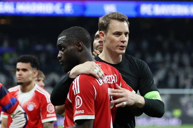Manuel Neuer 1 (FC Bayern Muenchen) jubelt mit Dayot Upamecano 2 (FC Bayern Muenchen) nach dem Sieg bei den Fans, Real Madrid vs. FC Bayern Muenchen, Fussball, Maenner, UEFA Champions League, Saison 2025 2026, Viertelfinal-Hinspiel (Quarter Finals 1st Leg), 07.04.2026 Madrid Madrid Spanien
