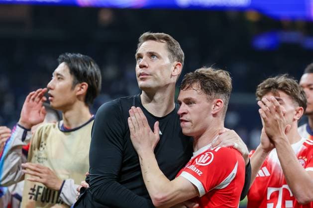 Manuel Neuer 1 (FC Bayern Muenchen) und Joshua Kimmich 6 (FC Bayern Muenchen) beim Schlussjubel mit den Fans, freuen sich, Emotion, Real Madrid vs. FC Bayern Muenchen, Fussball, Maenner, UEFA Champions League, Saison 2025 2026, Viertelfinal-Hinspiel (Quarter Finals 1st Leg), 07.04.2026 Madrid Madrid Spanien