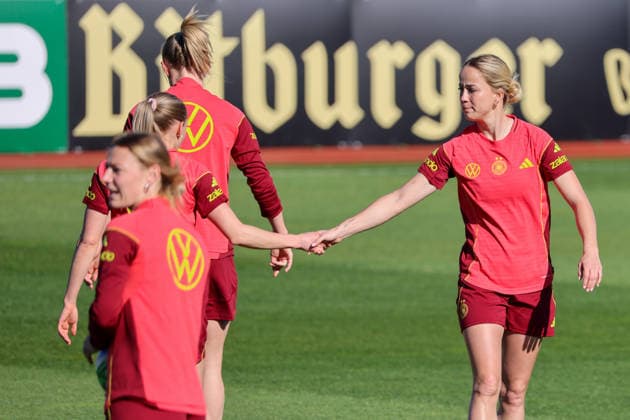Herzogenaurach, Deutschland 07. April 2026: Medienoffenes Training der deutschen Fußballnationalmannschaft der Frauen zur Vorbereitung auf die WM-Qualifikation Im Bild: v.li. Elisa Senß Senss (Deutschland), teilweise verdeckt, und Giulia Gwinn (Deutschland) klatschen sich ab Copyright: HMBxMedia MadeleinexFantini