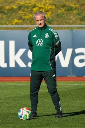 Herzogenaurach, Deutschland 07. April 2026: Medienoffenes Training der deutschen Fußballnationalmannschaft der Frauen zur Vorbereitung auf die WM-Qualifikation Im Bild: Bundestrainer Christian Wück Wueck (Deutschland) Copyright: HMBxMedia MadeleinexFantini