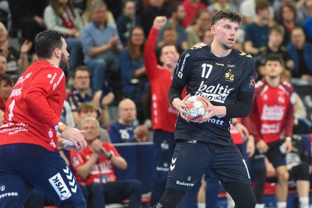 Handball I Herren I Saison 2025-2026 I EHF European League I Playoffs I Rückspiel I SG Flensburg-Handewitt - Skanderborg Aarhus Handball I 07.04.2026 von links Benjamin Buric (1, SG Flensburg-Handewitt), Marko Grgic (17, SG Flensburg-Handewitt) Copyright: xLobeca JanxKirschnerx