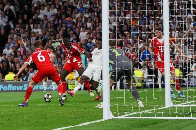 Vinicius Paixao de Oliveira Junior Vini Jr. 7 (Real Madrid) mit einer Chance, im Duell mit Dayot Upamecano 2 (FC Bayern Muenchen) und Joshua Kimmich 6 (FC Bayern Muenchen) sowie Manuel Neuer 1 (FC Bayern Muenchen), Real Madrid vs. FC Bayern Muenchen, Fussball, Maenner, UEFA Champions League, Saison 2025 2026, Viertelfinal-Hinspiel (Quarter Finals 1st Leg), 07.04.2026 Madrid Madrid Spanien
