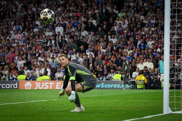 Manuel Neuer 1 (FC Bayern Muenchen) schaut einem Ball nach einer Parade hinterher, Aktion, Real Madrid vs. FC Bayern Muenchen, Fussball, Maenner, UEFA Champions League, Saison 2025 2026, Viertelfinal-Hinspiel (Quarter Finals 1st Leg), 07.04.2026 Madrid Madrid Spanien