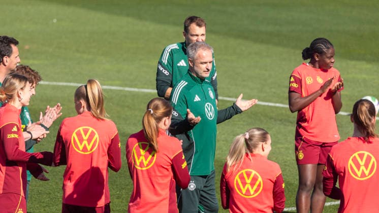 Reportage 07.04.2026 Trainingsauftakt der Deutschen Fußball Frauen-Nationalmannschaft anläßlich der WM-Qualifikationsspiele gegen Österreich mit einem öffentlichen Training im Adi-Dassler-Stadion bei adidas in Herzogenaurach Bundestrainer Christian Wück mit Ansagen für seine Spielerinnen Herzogenaurach Bayern Deutschland