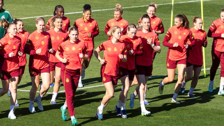 Reportage 07.04.2026 Trainingsauftakt der Deutschen Fußball Frauen-Nationalmannschaft anläßlich der WM-Qualifikationsspiele gegen Österreich mit einem öffentlichen Training im Adi-Dassler-Stadion bei adidas in Herzogenaurach Alle laufen sich warm Herzogenaurach Bayern Deutschland