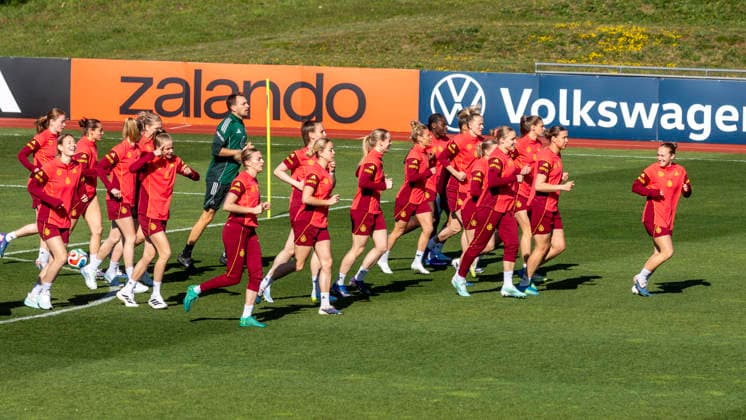 Reportage 07.04.2026 Trainingsauftakt der Deutschen Fußball Frauen-Nationalmannschaft anläßlich der WM-Qualifikationsspiele gegen Österreich mit einem öffentlichen Training im Adi-Dassler-Stadion bei adidas in Herzogenaurach Alle laufen sich warm Herzogenaurach Bayern Deutschland