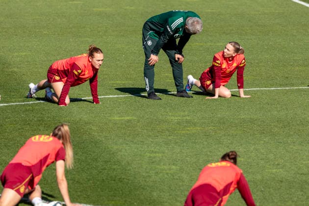 Reportage 07.04.2026 Trainingsauftakt der Deutschen Fußball Frauen-Nationalmannschaft anläßlich der WM-Qualifikationsspiele gegen Österreich mit einem öffentlichen Training im Adi-Dassler-Stadion bei adidas in Herzogenaurach Christian Wück im Gespräch mit Elisa Senss Herzogenaurach Bayern Deutschland