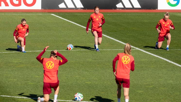 Reportage 07.04.2026 Trainingsauftakt der Deutschen Fußball Frauen-Nationalmannschaft anläßlich der WM-Qualifikationsspiele gegen Österreich mit einem öffentlichen Training im Adi-Dassler-Stadion bei adidas in Herzogenaurach Dehnen im Sonnenschein Herzogenaurach Bayern Deutschland