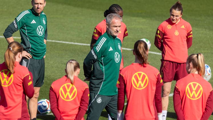 Reportage 07.04.2026 Trainingsauftakt der Deutschen Fußball Frauen-Nationalmannschaft anläßlich der WM-Qualifikationsspiele gegen Österreich mit einem öffentlichen Training im Adi-Dassler-Stadion bei adidas in Herzogenaurach Bundestrainer Christian Wück mit Ansagen für seine Spielerinnen Herzogenaurach Bayern Deutschland