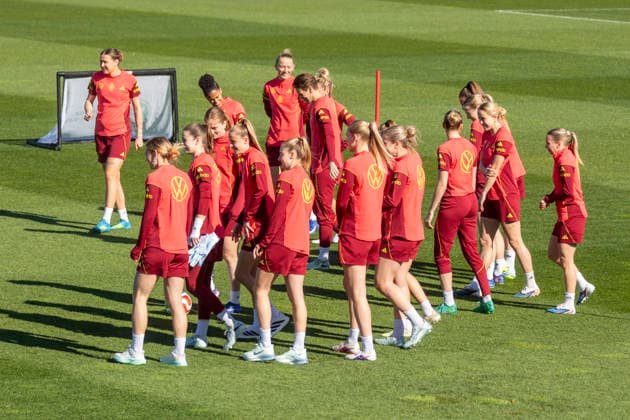 Reportage 07.04.2026 Trainingsauftakt der Deutschen Fußball Frauen-Nationalmannschaft anläßlich der WM-Qualifikationsspiele gegen Österreich mit einem öffentlichen Training im Adi-Dassler-Stadion bei adidas in Herzogenaurach Erstmal hören alle zu Herzogenaurach Bayern Deutschland