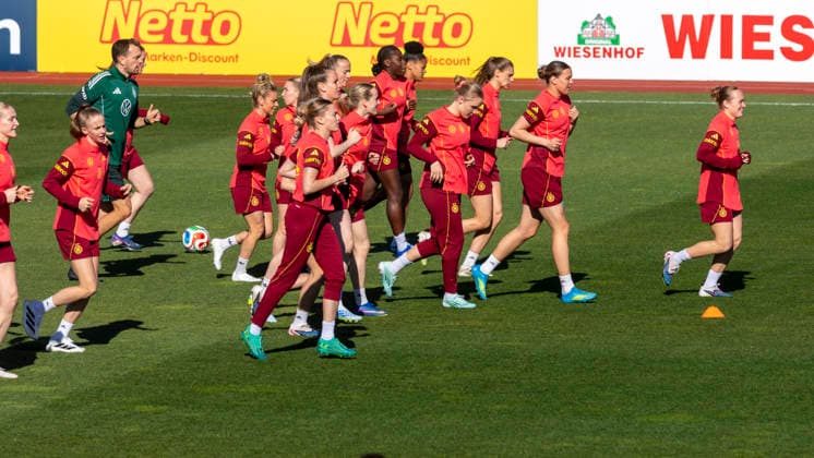Reportage 07.04.2026 Trainingsauftakt der Deutschen Fußball Frauen-Nationalmannschaft anläßlich der WM-Qualifikationsspiele gegen Österreich mit einem öffentlichen Training im Adi-Dassler-Stadion bei adidas in Herzogenaurach Alle laufen sich warm Herzogenaurach Bayern Deutschland