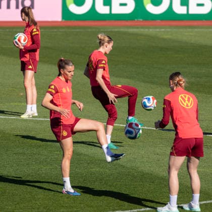 Reportage 07.04.2026 Trainingsauftakt der Deutschen Fußball Frauen-Nationalmannschaft anläßlich der WM-Qualifikationsspiele gegen Österreich mit einem öffentlichen Training im Adi-Dassler-Stadion bei adidas in Herzogenaurach Einspielen mit Ball Herzogenaurach Bayern Deutschland