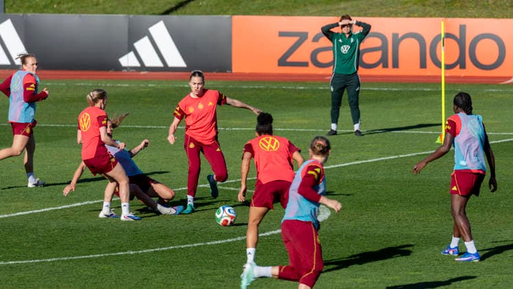 Reportage 07.04.2026 Trainingsauftakt der Deutschen Fußball Frauen-Nationalmannschaft anläßlich der WM-Qualifikationsspiele gegen Österreich mit einem öffentlichen Training im Adi-Dassler-Stadion bei adidas in Herzogenaurach Szenen aus dem Trainingsspiel für die Fans Herzogenaurach Bayern Deutschland