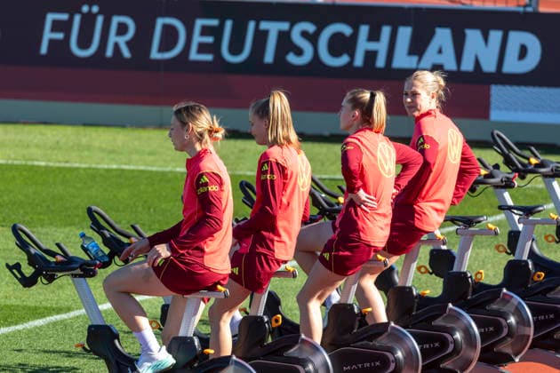 Reportage 07.04.2026 Trainingsauftakt der Deutschen Fußball Frauen-Nationalmannschaft anläßlich der WM-Qualifikationsspiele gegen Österreich mit einem öffentlichen Training im Adi-Dassler-Stadion bei adidas in Herzogenaurach Radeln für Deutschland Herzogenaurach Bayern Deutschland