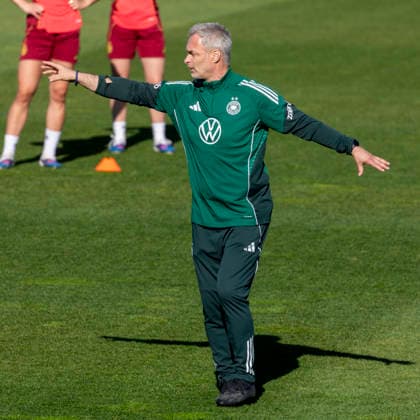 Reportage 07.04.2026 Trainingsauftakt der Deutschen Fußball Frauen-Nationalmannschaft anläßlich der WM-Qualifikationsspiele gegen Österreich mit einem öffentlichen Training im Adi-Dassler-Stadion bei adidas in Herzogenaurach Bundestrainer Christian Wück Herzogenaurach Bayern Deutschland
