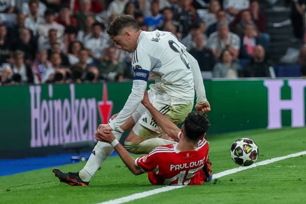 Alexandar Pavlovic 45 (FC Bayern Muenchen) graetscht einen Ball vor dem Seitenaus weg, mit Federico Santiago Valverde Dipetta 7 (Real Madrid), Real Madrid vs. FC Bayern Muenchen, Fussball, Maenner, UEFA Champions League, Saison 2025 2026, Viertelfinal-Hinspiel (Quarter Finals 1st Leg), 07.04.2026 Madrid Madrid Spanien