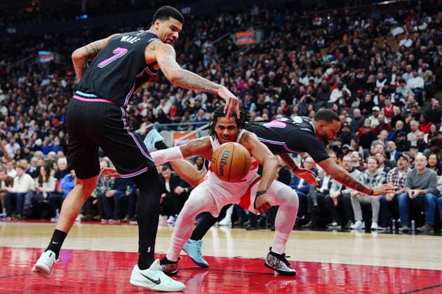 April 7, 2026, Toronto, On, CANADA: Toronto Raptors Collin Murray-Boyles (centre) battles for a rebound with Miami Heat s Kel el Ware (7) and Norman Powell (24) during first half NBA, Basketball Herren, USA basketball action in Toronto on Tuesday, April 7, 2026. Canada News - April 7, 2026  - ZUMAc35_ 20260407_zaf_c35_098 Copyright: xFrankxGunnx