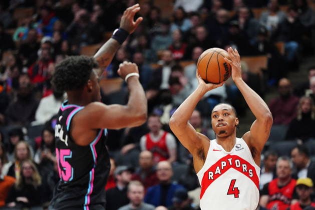 April 7, 2026, Toronto, On, CANADA: Toronto Raptors Scottie Barnes (4) shoots over Miami Heat s Davion Mitchell (45) during first half NBA, Basketball Herren, USA basketball action in Toronto on Tuesday, April 7, 2026. Canada News - April 7, 2026  - ZUMAc35_ 20260407_zaf_c35_100 Copyright: xFrankxGunnx