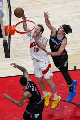 Miami Heat vs Toronto Raptors - NBA, Basketball Herren, USA TORONTO, CANADA - APRIL 7 : Jakob Poeltl (19) of Toronto Raptors in action against Jaime Jaquez Jr. (11) of Miami Heat during the NBA basketball game between Miami Heat and Toronto Raptors at the Scotiabank Arena on April 7, 2026 in Toronto, Ontario, Canada. Mert Alper Dervis Anadolu Toronto Canada. Editorial use only. Please get in touch for any other usage.  Copyright: x2026xAnadoluxMertxAlperxDervisx