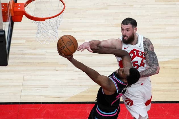 Miami Heat vs Toronto Raptors - NBA, Basketball Herren, USA TORONTO, CANADA - APRIL 7 : Sandro Mamukelashvili (54) of Toronto Raptors in action against Andrew Wiggins (22) of Miami Heat during the NBA basketball game between Miami Heat and Toronto Raptors at the Scotiabank Arena on April 7, 2026 in Toronto, Ontario, Canada. Mert Alper Dervis Anadolu Toronto Canada. Editorial use only. Please get in touch for any other usage.  Copyright: x2026xAnadoluxMertxAlperxDervisx
